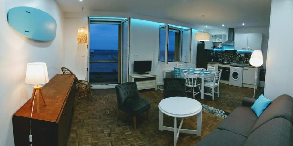 Living room, Decorative detail, Seating area, Dining area, Sea view, Sunset