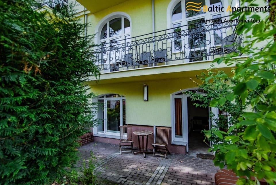 Property building, Facade/entrance, Garden, Balcony/Terrace