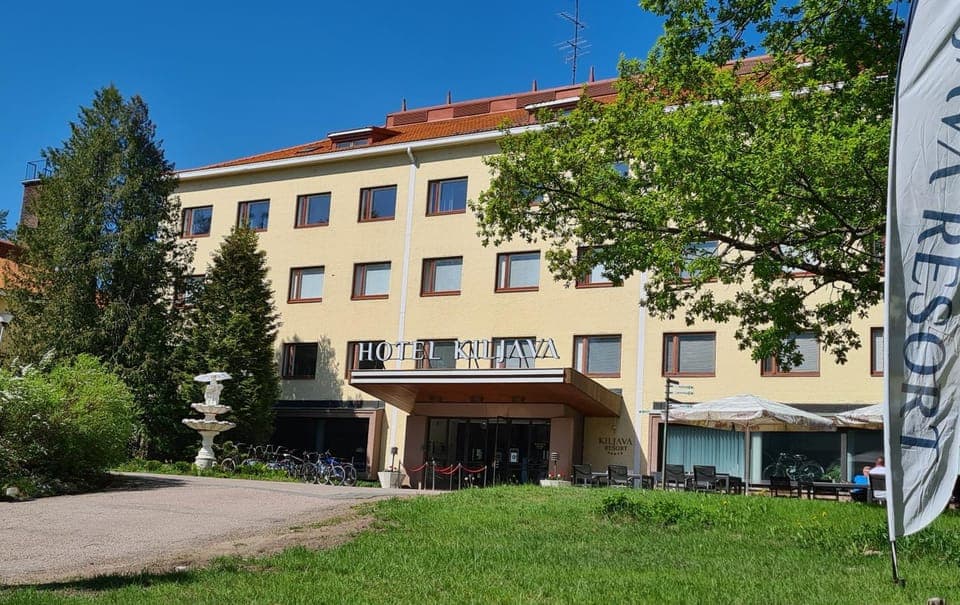 Property building, Facade/entrance, Day