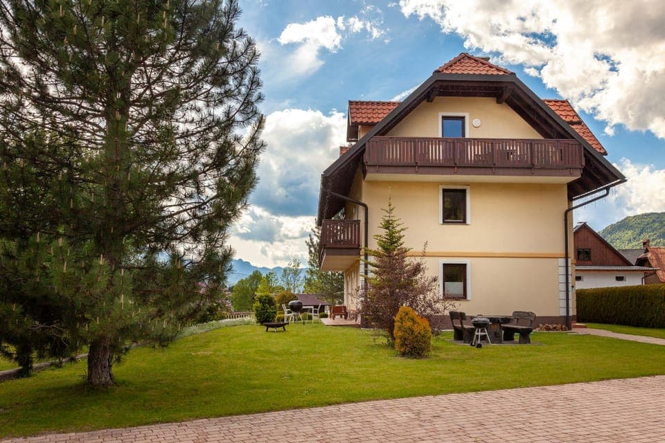 Property building, Natural landscape, Garden, Garden view, Mountain view