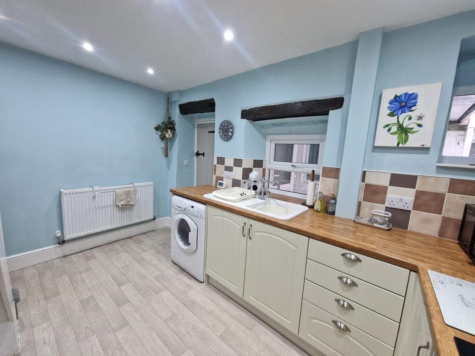 Kitchen or kitchenette, washing machine