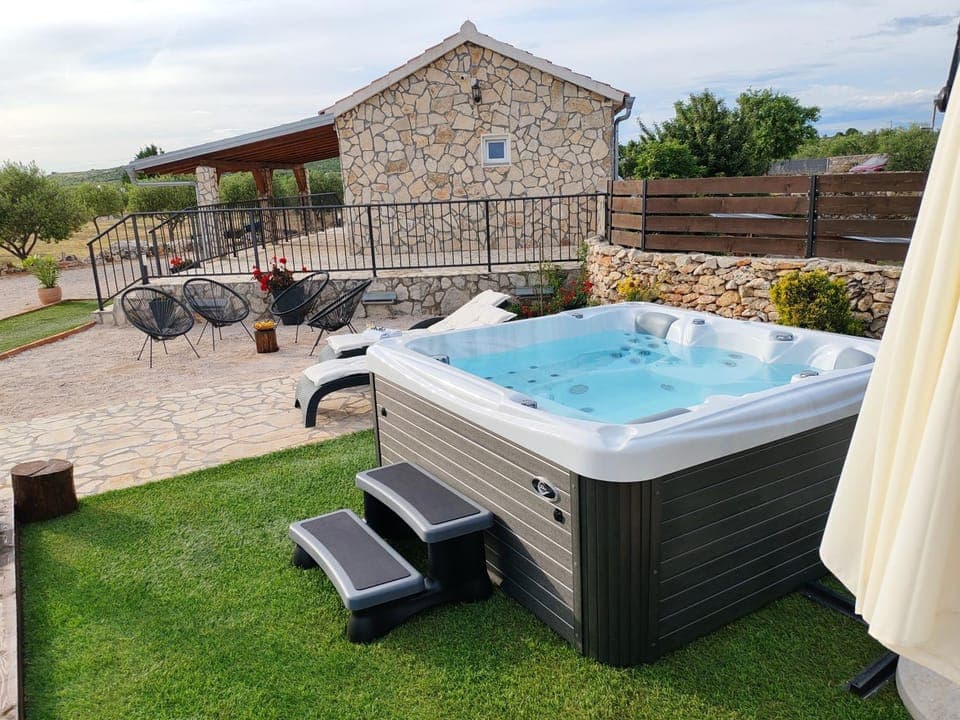 Property building, Hot Tub