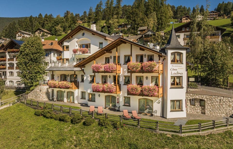 Property building, Day, Natural landscape, Garden, Garden, Garden view