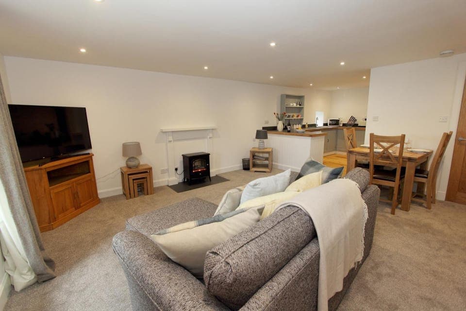 Living room, Photo of the whole room, Decorative detail, Seating area, Dining area