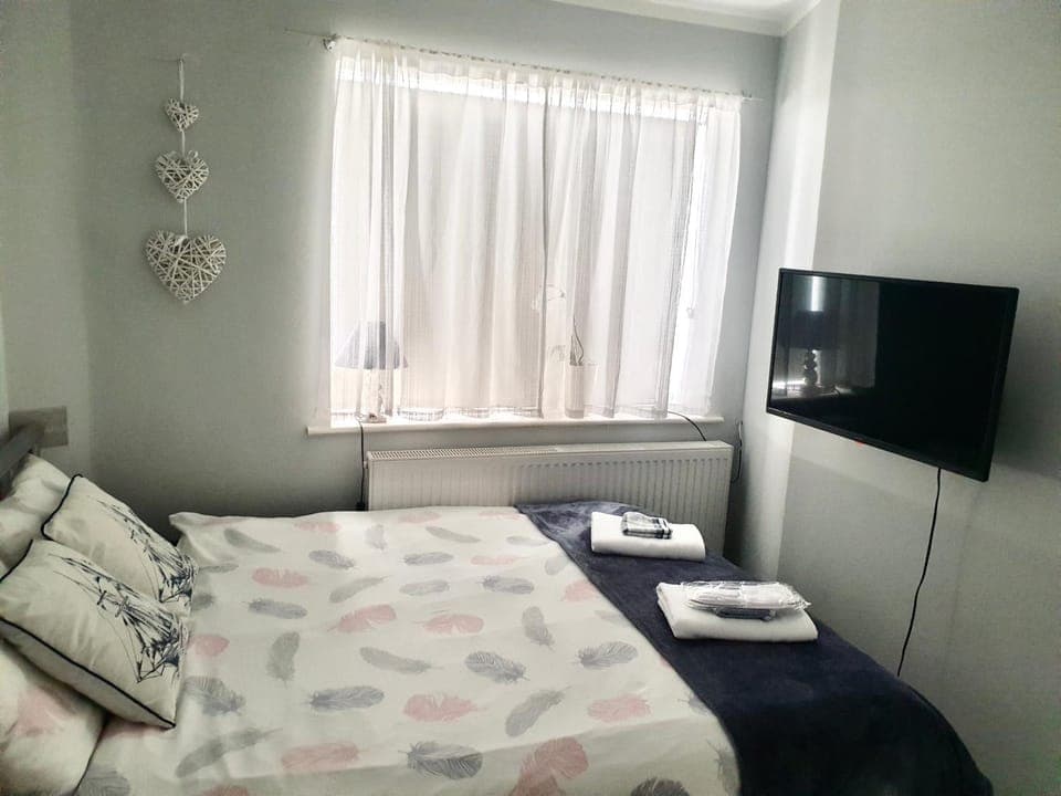 Bed, TV and multimedia, Photo of the whole room, Decorative detail, Bedroom