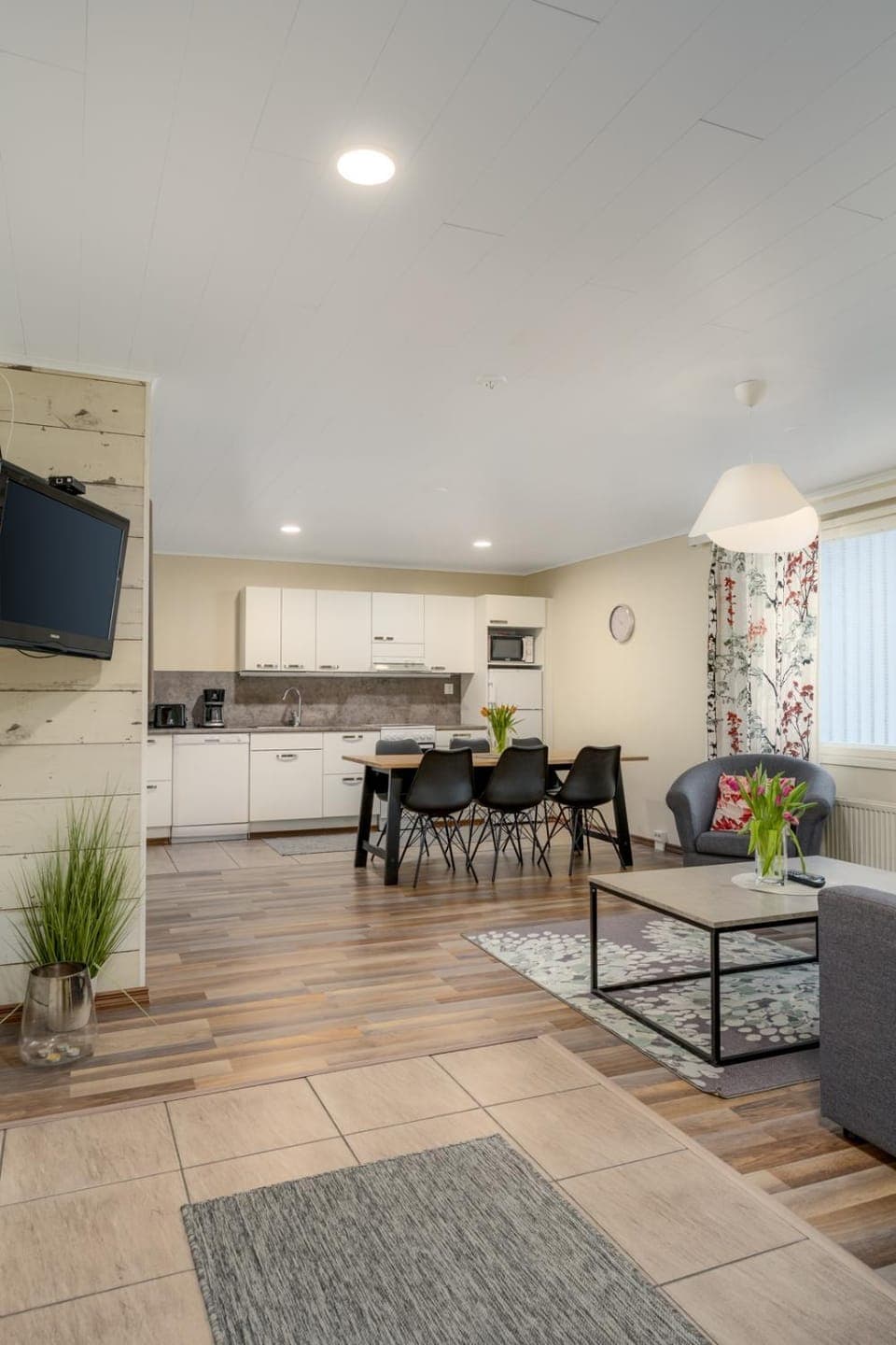 TV and multimedia, Kitchen or kitchenette, Living room, Dining area, microwave