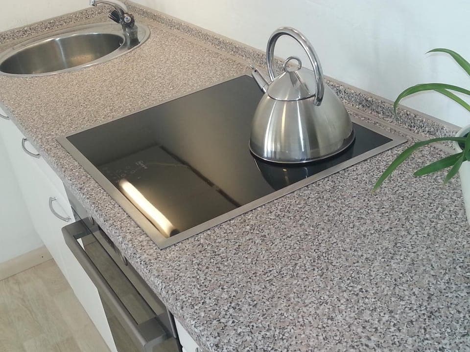 Coffee/tea facilities, Kitchen or kitchenette, stove