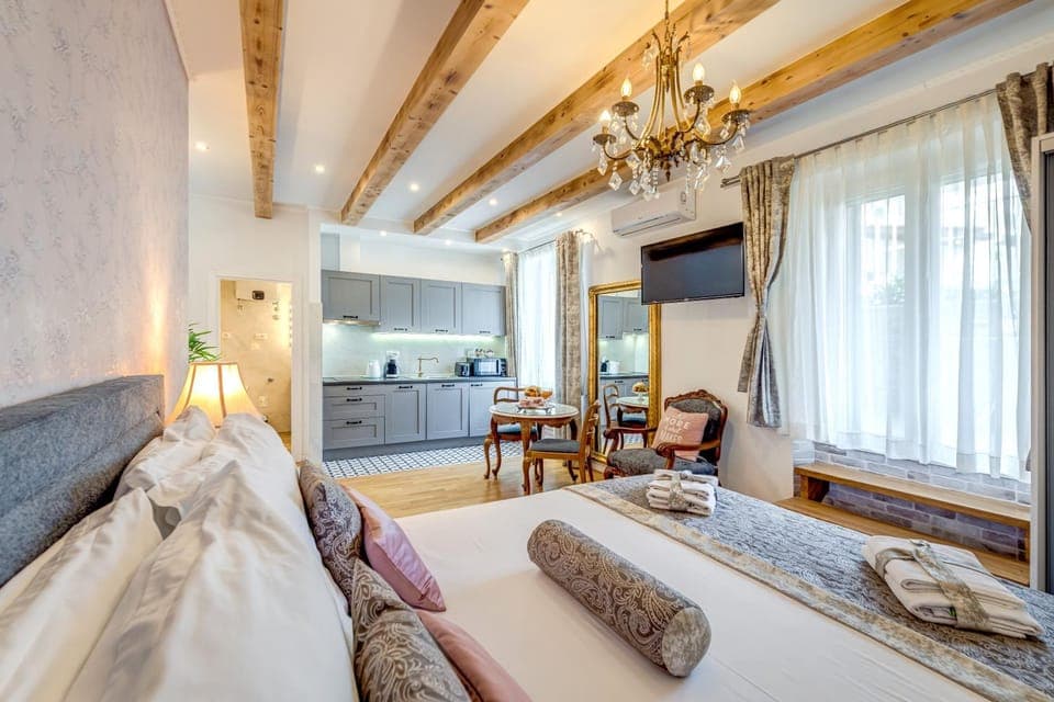 Bed, TV and multimedia, Kitchen or kitchenette, Photo of the whole room, Seating area, Dining area, towels