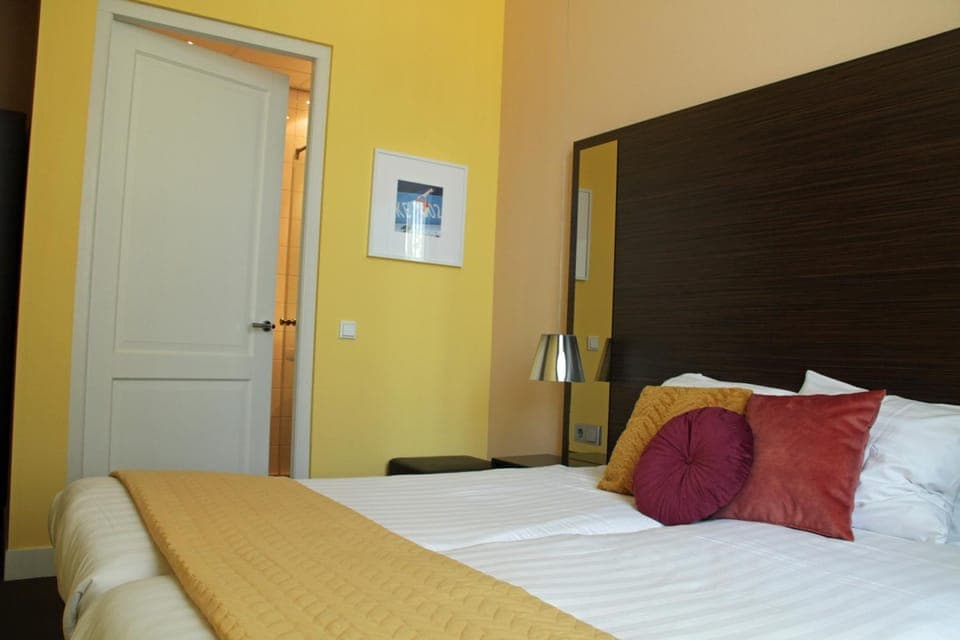 Photo of the whole room, Decorative detail