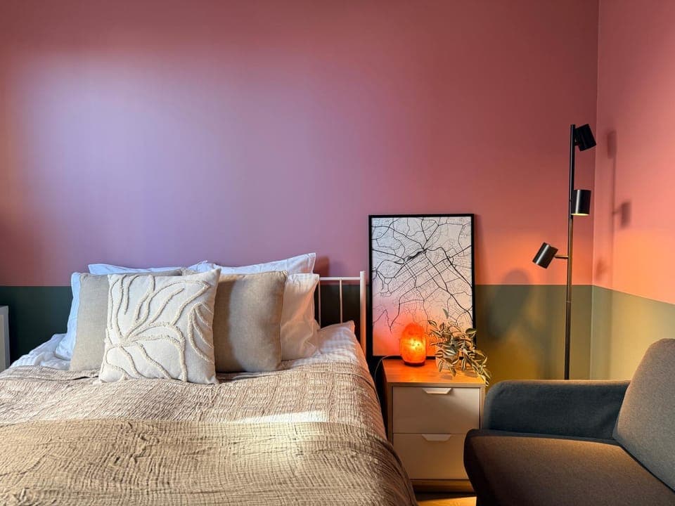 Bed, Seating area