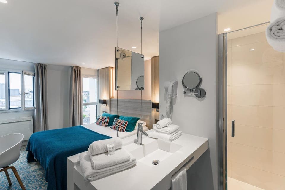 Bed, Photo of the whole room, Bedroom, towels