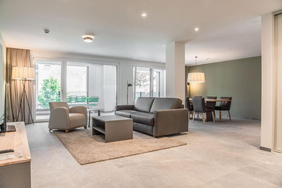 TV and multimedia, Living room, Seating area, Dining area, internet, air conditioner