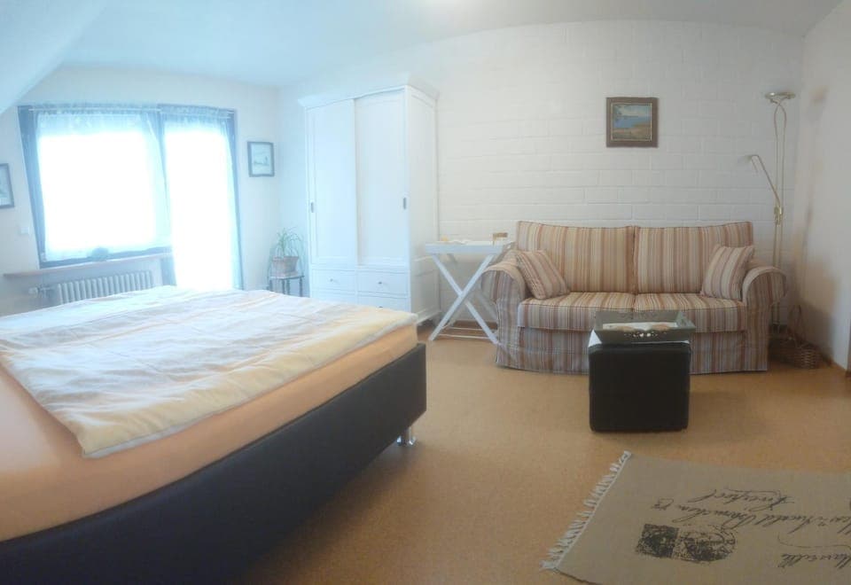 TV and multimedia, Living room, Photo of the whole room, Seating area, Bedroom