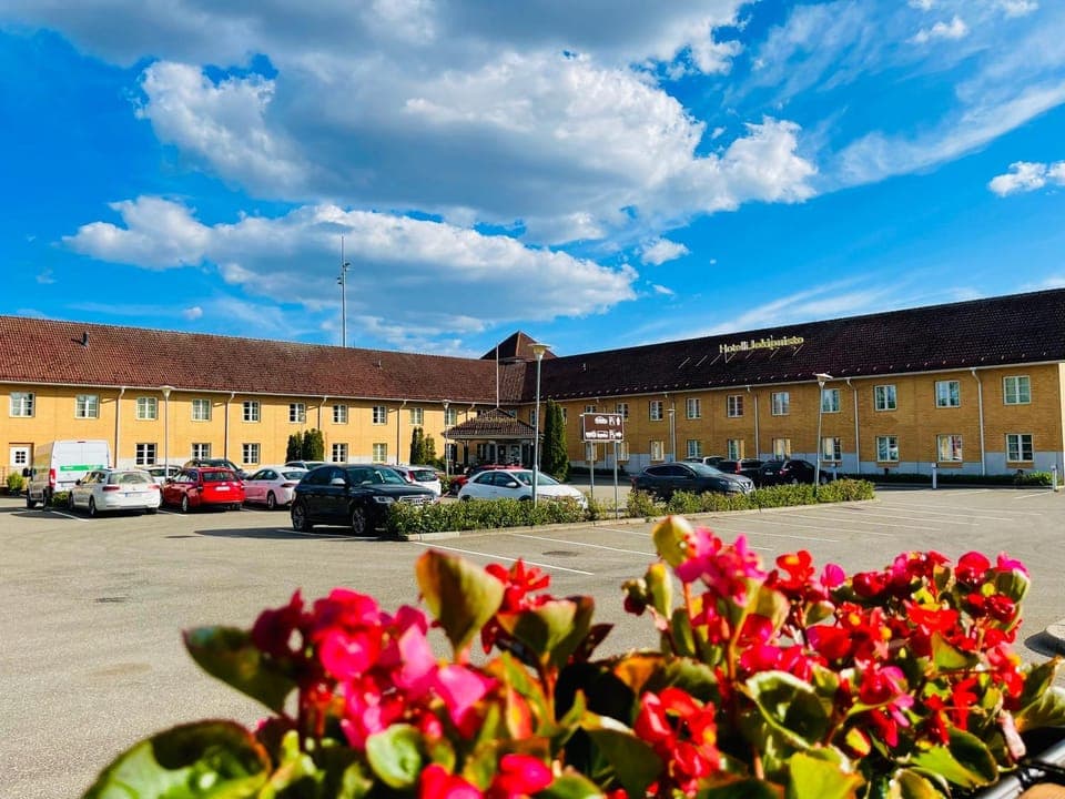 Property building, Day, Location, Parking