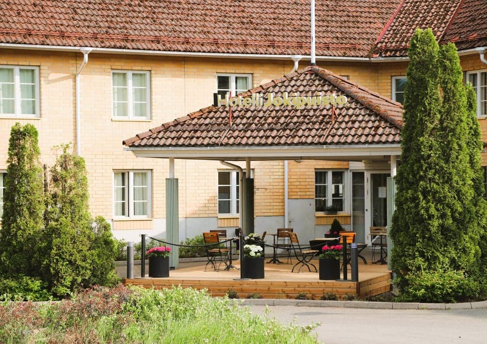 Property building, Patio, Facade/entrance, Balcony/Terrace, Seating area