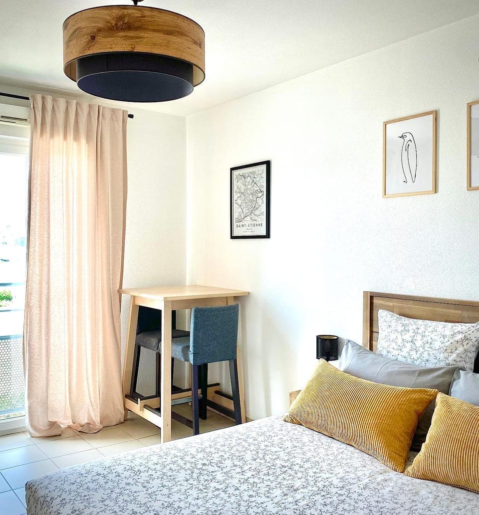 Photo of the whole room, Bedroom