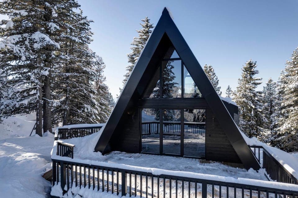 Property building, Day, Natural landscape, Winter, Mountain view