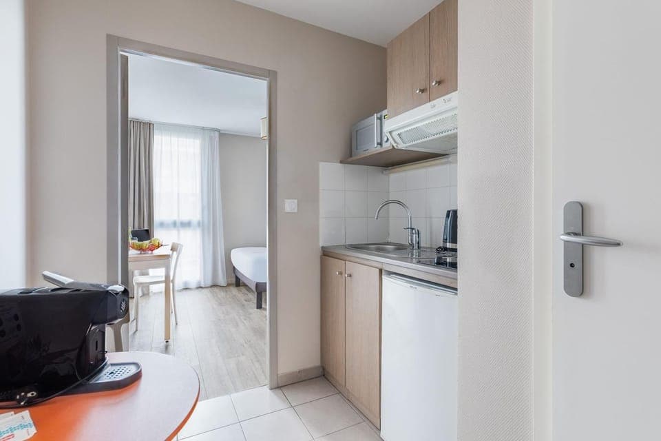 Coffee/tea facilities, Kitchen or kitchenette, Photo of the whole room, microwave