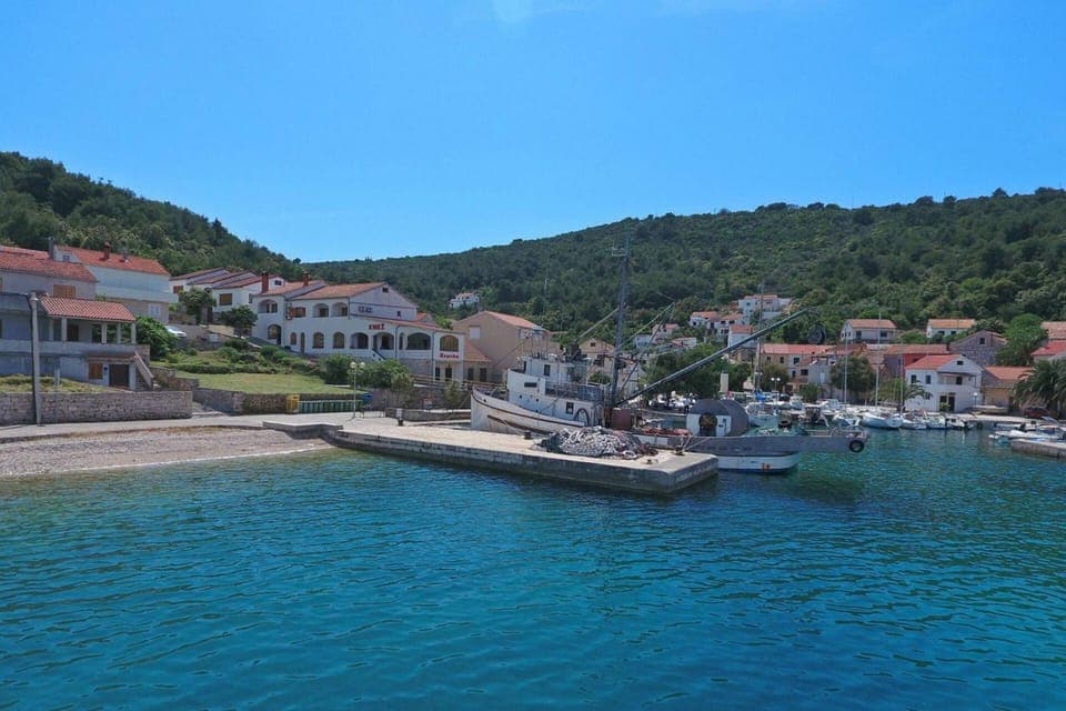 Knež - Relaxing Apartments Near the Sea on Mali Iž Bed and Breakfast in Zadar County