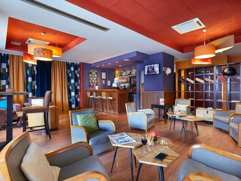 Property building, Living room, Food and drinks, Seating area