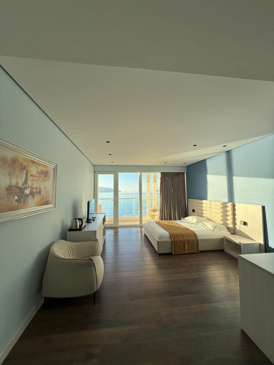 Bed, TV and multimedia, Photo of the whole room, Bedroom