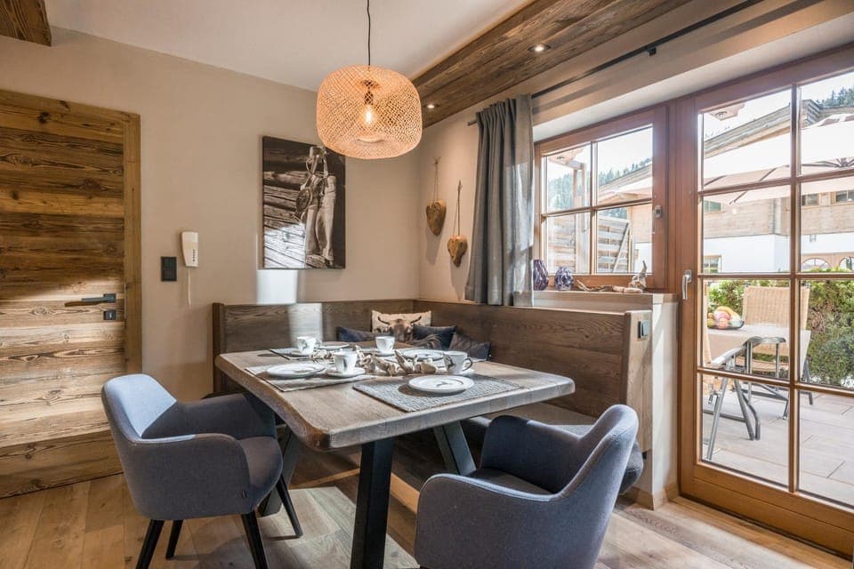 Seating area, Dining area