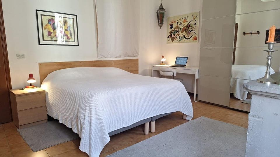 Photo of the whole room, Bedroom