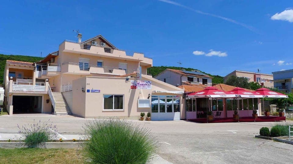 Property building, Restaurant/places to eat, Summer
