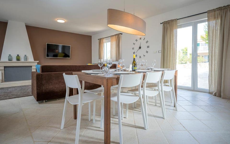 TV and multimedia, Living room, Seating area, Dining area