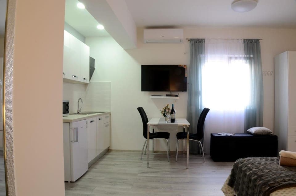 Kitchen or kitchenette, Seating area, Dining area
