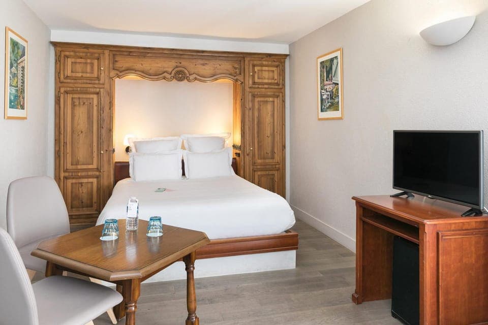 Bed, TV and multimedia, Photo of the whole room, Bedroom