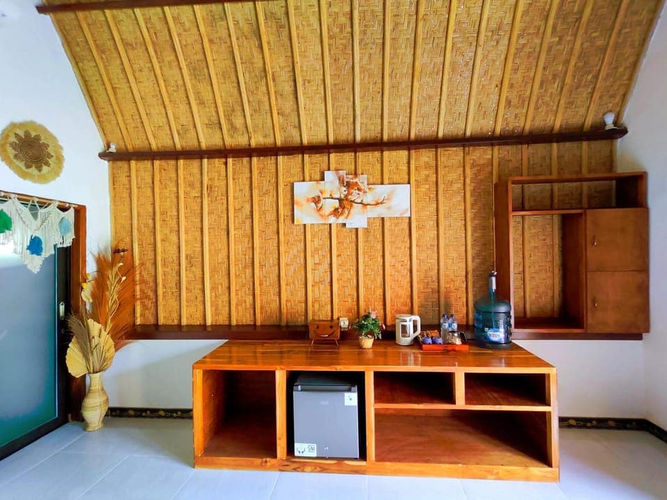 Property building, Coffee/tea facilities, Living room, Photo of the whole room, Decorative detail, Decorative detail, Bedroom