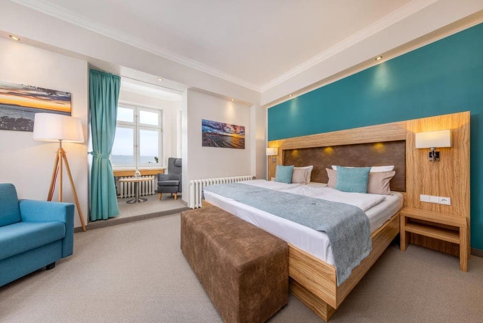 Bed, Photo of the whole room, Seating area