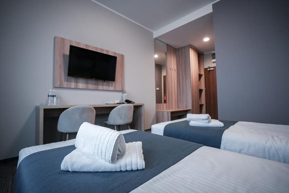 Communal lounge/ TV room, Bed, TV and multimedia, wardrobe