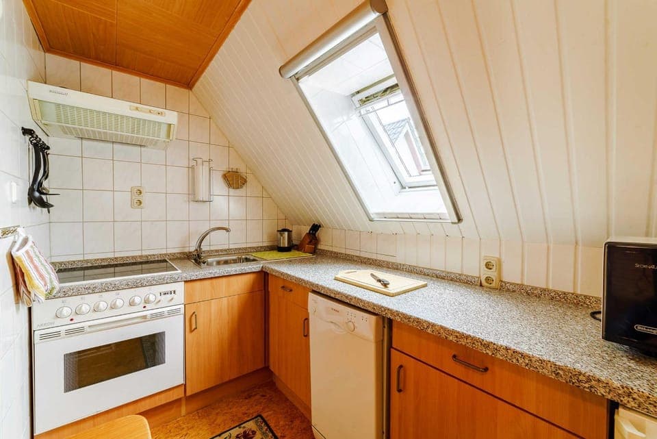 Kitchen or kitchenette, dishwasher, microwave, pet friendly, stove