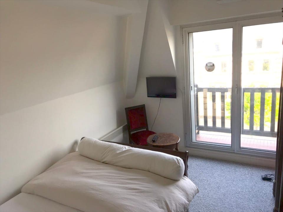 Photo of the whole room, Bedroom