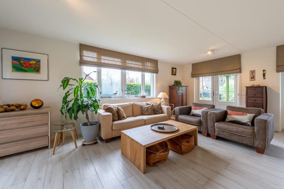 Living room, Lounge or bar, Seating area, Dining area