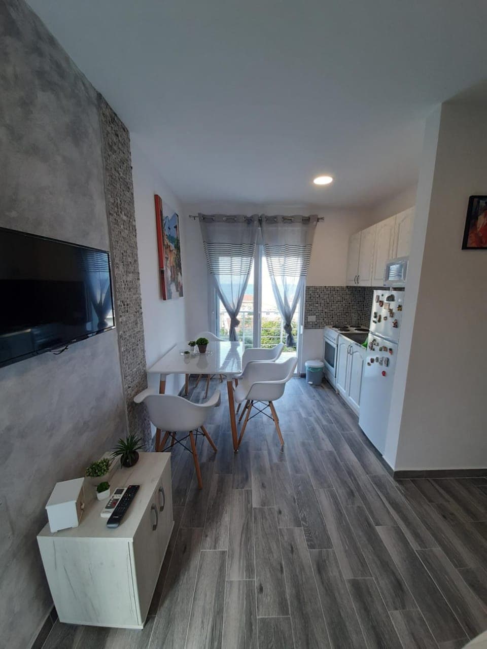 TV and multimedia, Seating area, Dining area