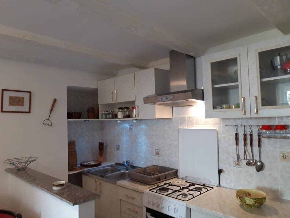 Food and drinks, pet friendly, stove, kitchen
