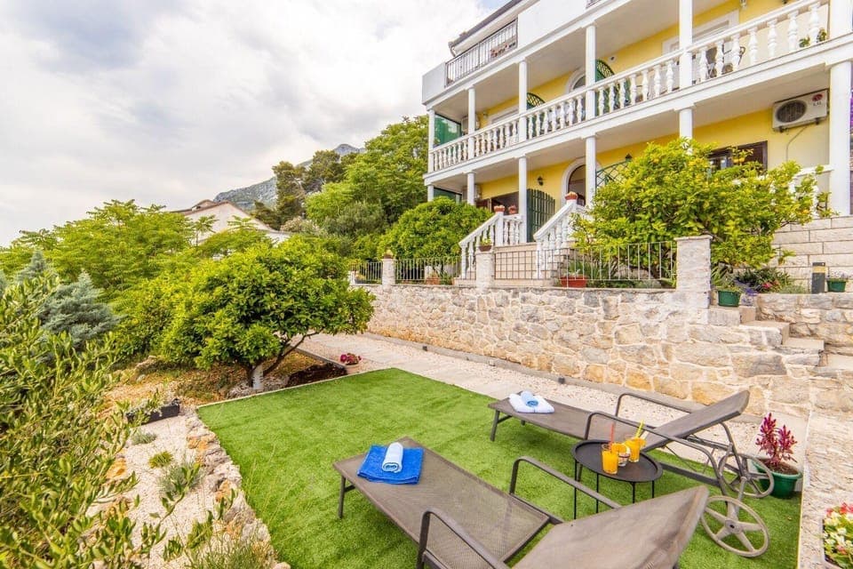 Patio, Facade/entrance