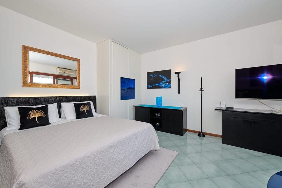 Bed, TV and multimedia, Photo of the whole room