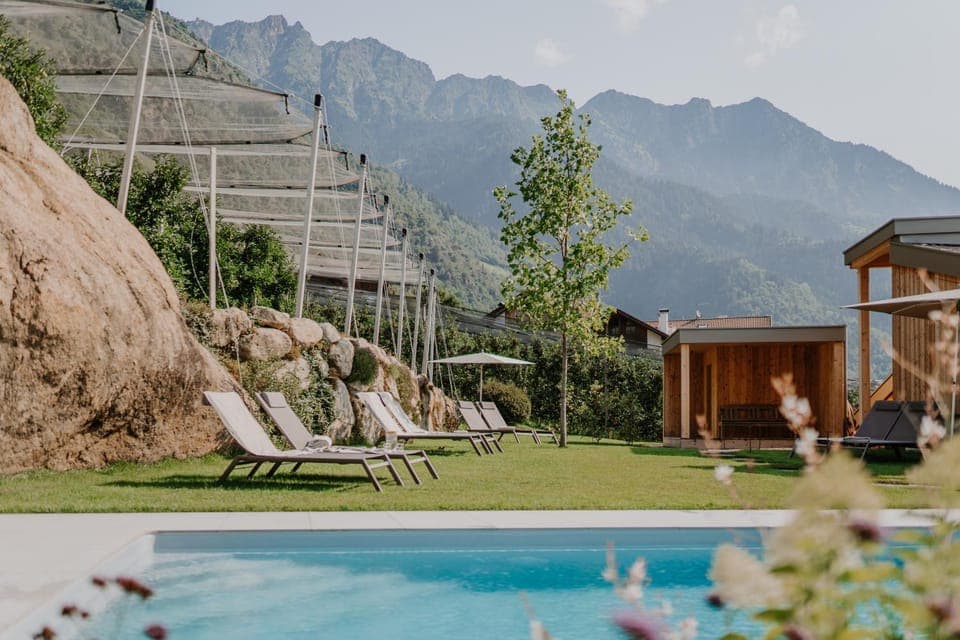 Property building, Garden, Swimming pool