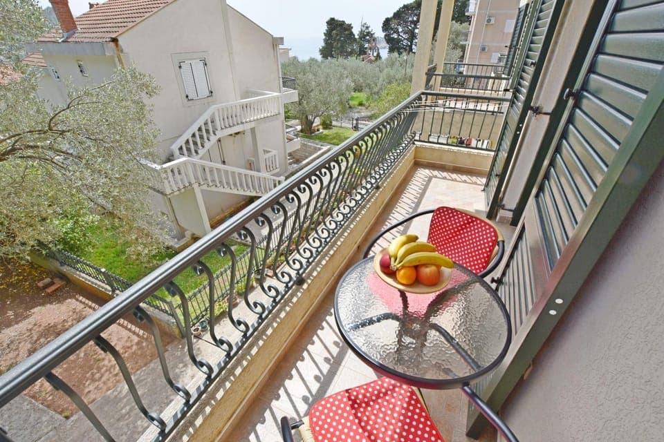 Property building, View (from property/room), Balcony/Terrace, Seating area, Landmark view, Sea view
