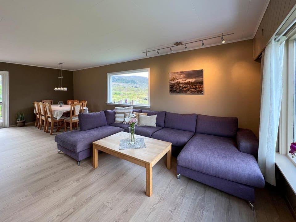 TV and multimedia, Living room, Seating area, Dining area