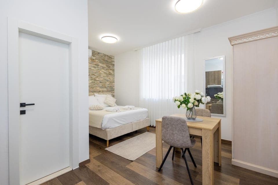 Bed, TV and multimedia, Photo of the whole room, Bedroom