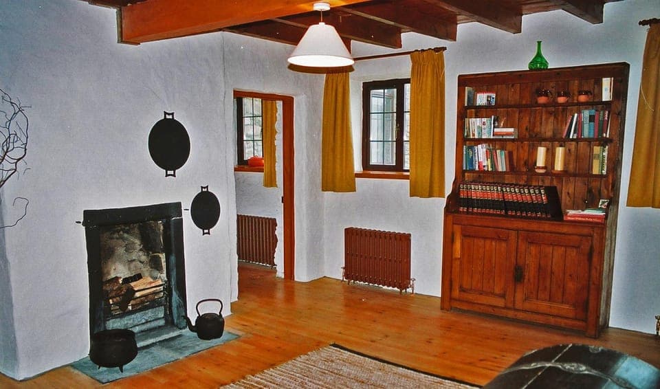 Communal lounge/ TV room, Library, Living room