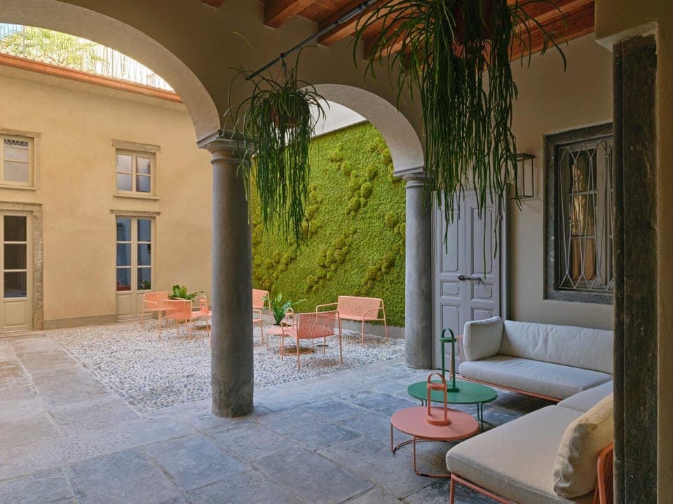 Restaurant/places to eat, Lounge or bar