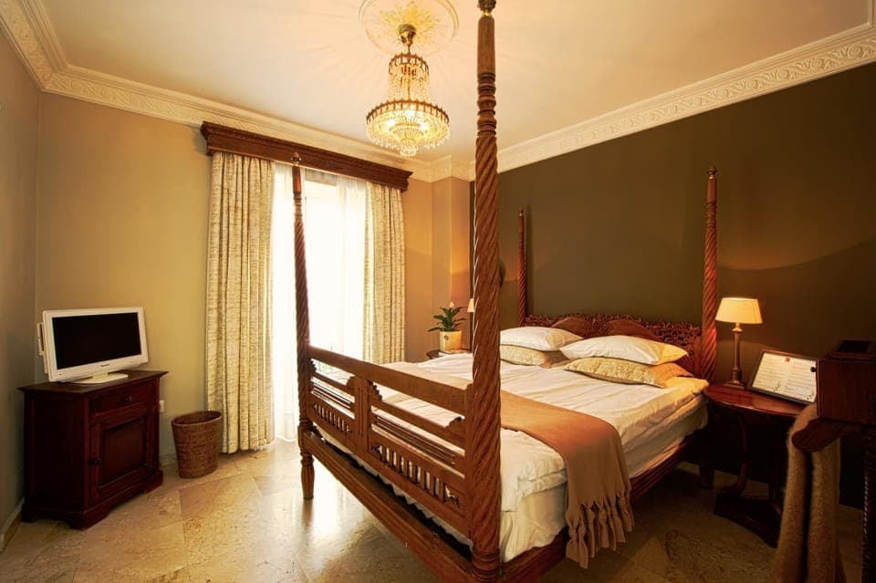 Bed, TV and multimedia, Bedroom