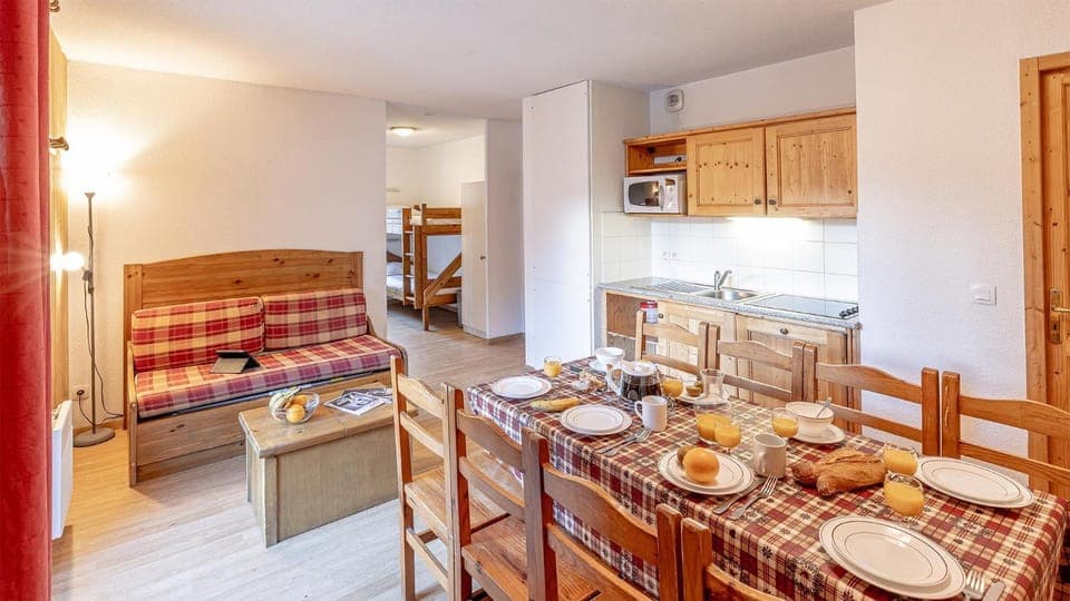 Kitchen or kitchenette, Seating area, Dining area