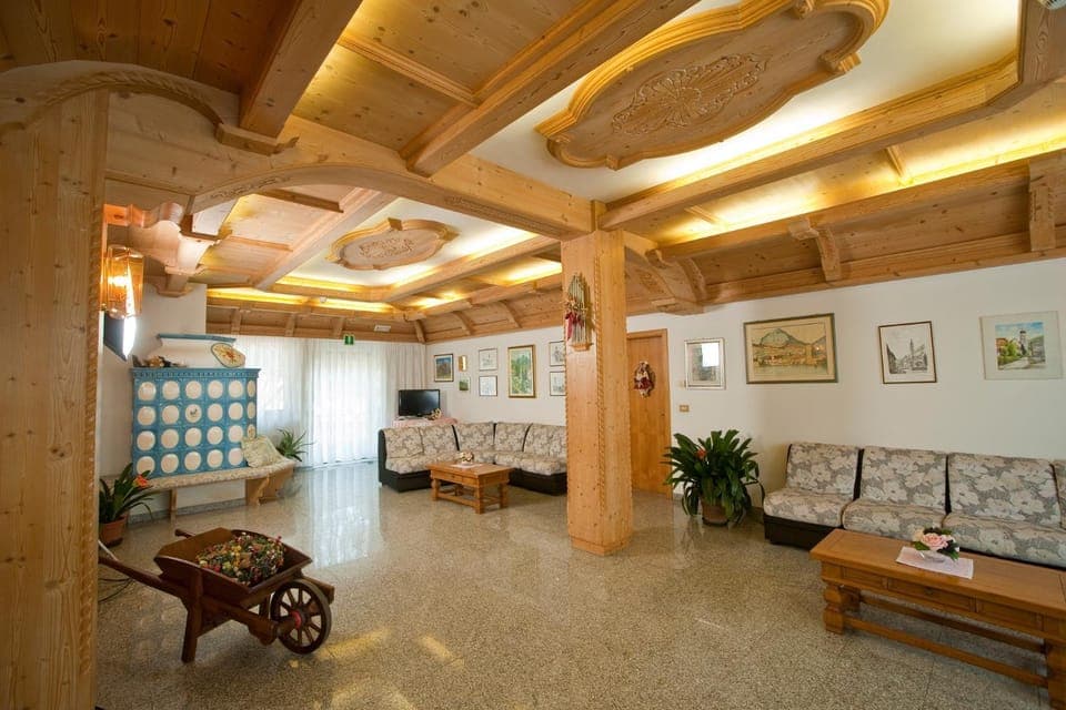 Communal lounge/ TV room